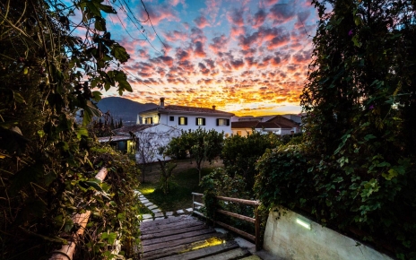 Casa y jardines cuando se pone el sol